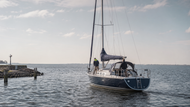 Weercheck en vertrekbeslissing voor zeilers